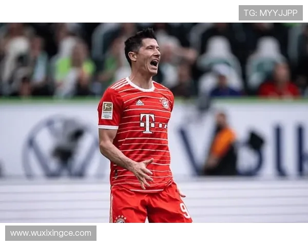 莱万重返老特拉福德为曼联进球拜仁球迷怒斥其背叛与忘恩负义